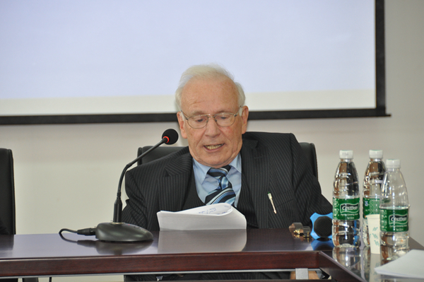 2.Rolf Stürner教授在做报告.JPG