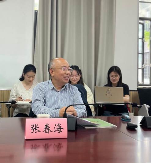 会议室里的人们描述已自动生成 会议室里的人们描述已自动生成