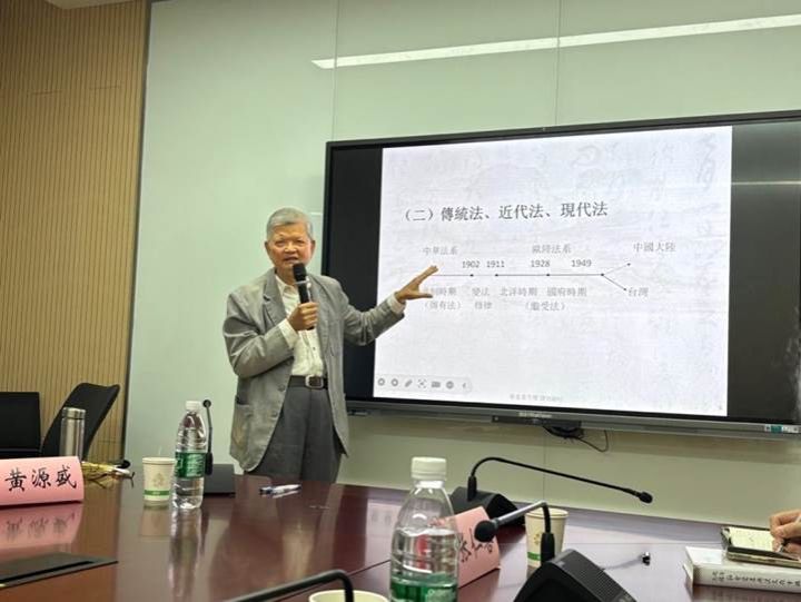 图片包含 室内, 桌子, 男人, 站描述已自动生成 图片包含 室内, 桌子, 男人, 站描述已自动生成